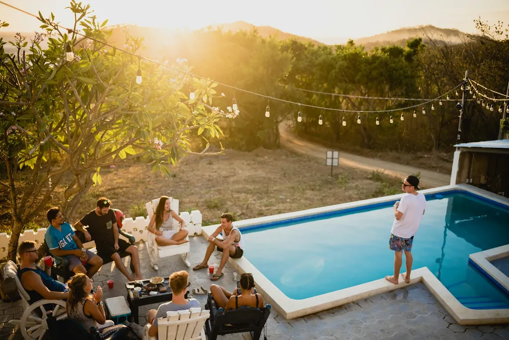Reunión junto a la piscina al atardecer (imagen conceptual)