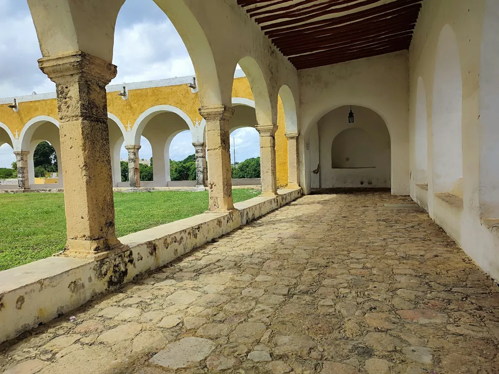 Corredor de arcos de una casa colonial (imagen conceptual)